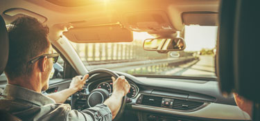 Pareja viajando en coche juntos.